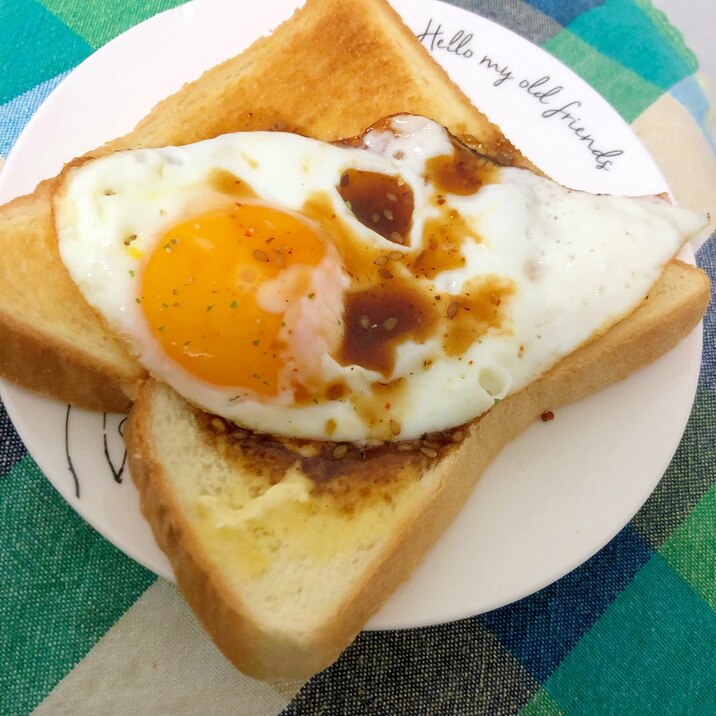 目玉焼きのせトースト